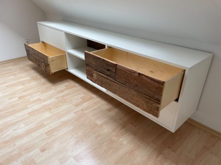Schwebender weißer Kommode mit zwei offenen Schubladen aus Holz.