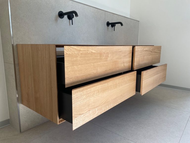 Waschtischschrank aus Eiche Schwebender Waschbeckenunterschrank aus Holz mit zwei offenen Schubladen.